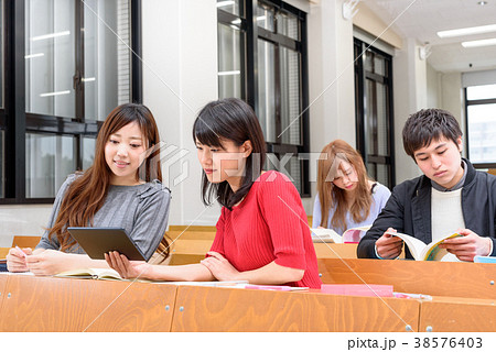 タブレットで講義を受ける大学生たち 38576403