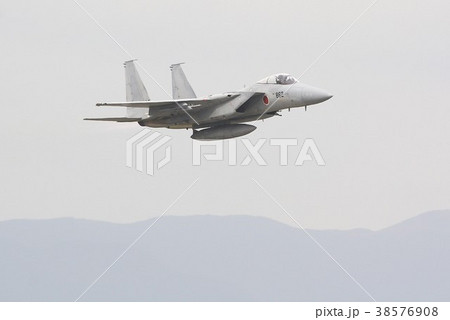 大空を飛行する航空自衛隊のF-15Jイーグル戦闘機 38576908