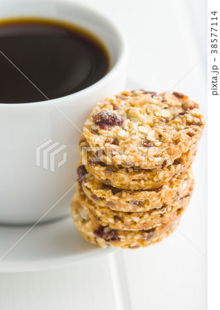 Oatmeal cookies, granola cookies. 38577114