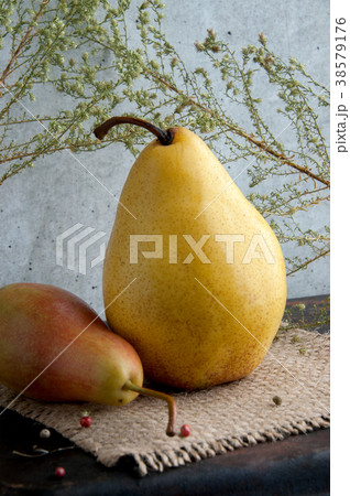 Two pears on black table 38579176