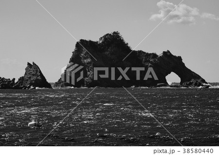 千葉県鋸南町勝山の浮島（穴あき島） 38580440