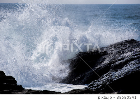 岩に打ち寄せる荒波 波しぶきイメージの写真素材