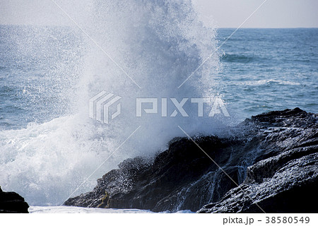 岩に打ち寄せる荒波 波しぶきイメージ 岩に打ち寄せる荒波 波しぶきイメージ 38580549