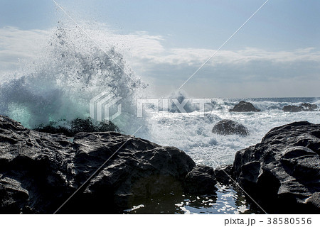 岩に打ち寄せる荒波 波しぶきイメージの写真素材