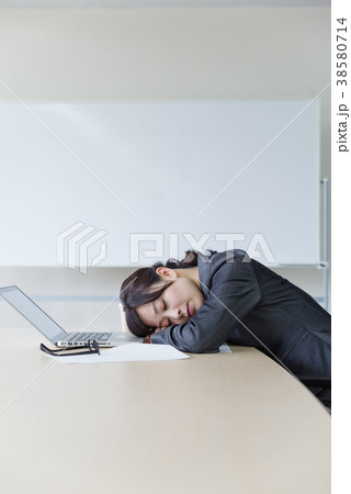 疲労　キャリアウーマンイメージ 38580714