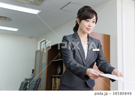 書類を提出するスーツの女性 38580849