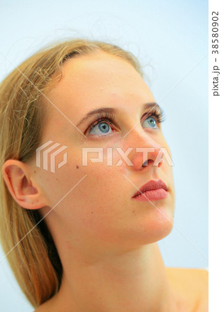 マツエクを施した女性（右側面） 38580902