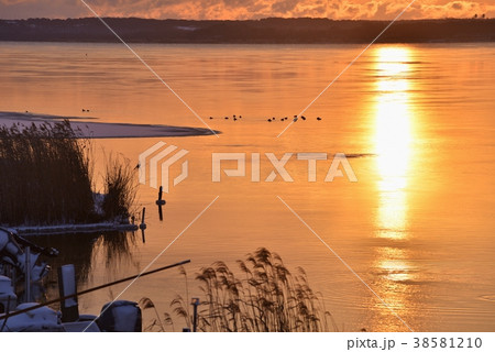冬の小川原湖 38581210