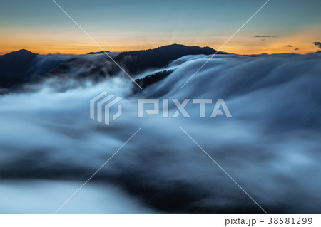 新潟県魚沼市 枝折峠 大雲海 滝雲と朝焼けの夜明けの写真素材