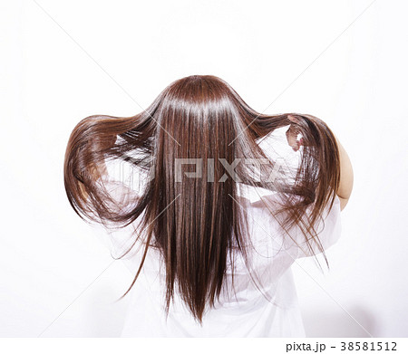 美容イメージ 女性 白バック ヘアケア 髪 茶髪 ロング 代 日本人 艶の写真素材