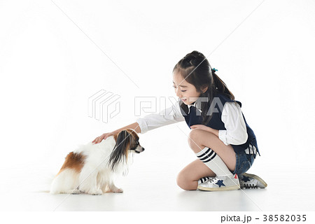 白い背景 ペット 少女 38582035
