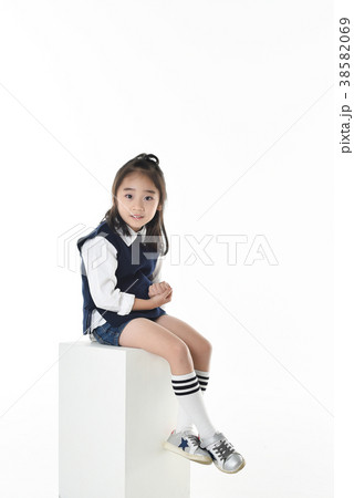 座る 韓国人 女性 38582069