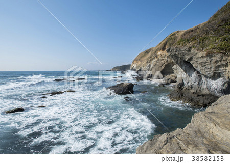 神奈川県立城ヶ島公園の岩壁と太平洋 神奈川県立城ヶ島公園の岩壁と太平洋 38582153
