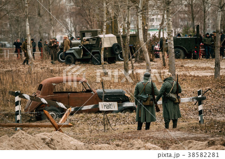 German soldiers at the barrier before the assault  38582281