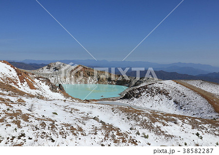 初冬の草津白根山湯釜 初冬の草津白根山湯釜 38582287