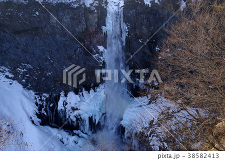 日光華厳の滝の冬 D 1 断崖と氷瀑の写真素材