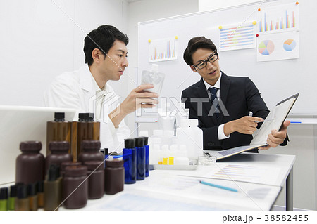 商品開発　製品開発　バイオ　会議　打ち合わせ　ミーティング　オフィス 38582455