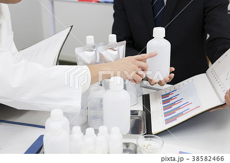 商品開発　製品開発　バイオ　会議　打ち合わせ　ミーティング　オフィス 38582466