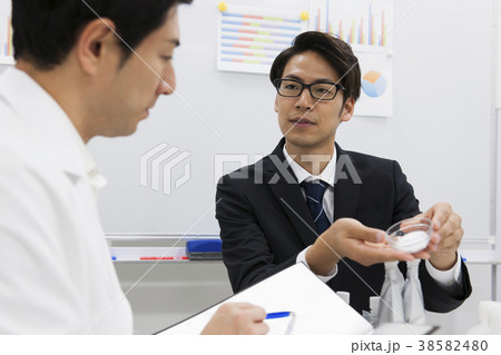 商品開発　製品開発　バイオ　会議　打ち合わせ　ミーティング　オフィス 38582480
