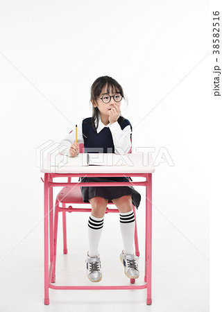 女の子 韓国人 メガネ 38582516