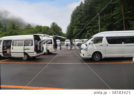 雨上がりの尾瀬第一駐車場の乗合バス・乗合タクシー乗り場 雨上がりの尾瀬第一駐車場の乗合バス・乗合タクシー乗り場 38583425