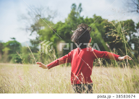 child playing pilot aviator in the grass field child playing pilot aviator in the grass field 38583674