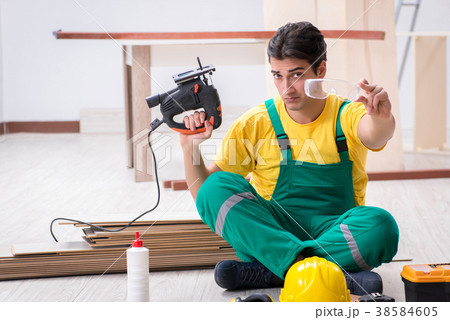 Contractor working on laminate wooden floor 38584605