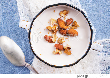 desert with nuts 38585392