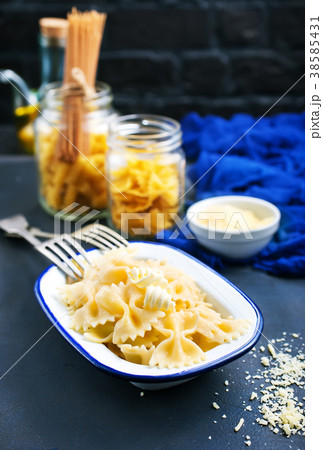 Pasta sprinkled with cheese 38585431