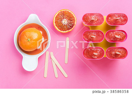 Making homemade healthy popsicles 38586358