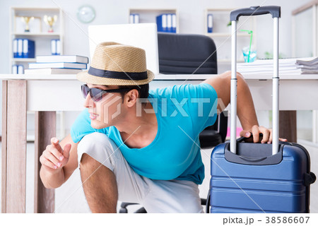 Businessman preparing for vacation in the office 38586607
