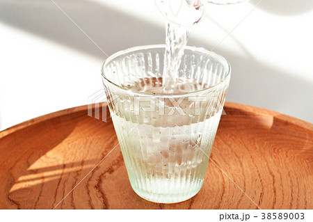 冷たいお酒?お水?注ぐ 冷たいお酒?お水?注ぐ 38589003