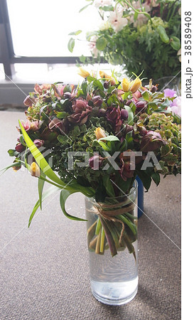 秋紫陽花 クリスマスローズとフリチラリアのモーヴなブーケの写真素材