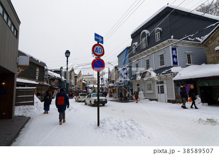 雪景色の小樽堺町通り商店街 雪景色の小樽堺町通り商店街 38589507