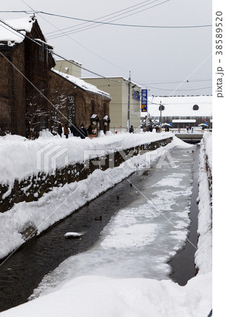 雪景色の小樽堺町通り商店街 びーどろ館 雪景色の小樽堺町通り商店街 びーどろ館 38589520