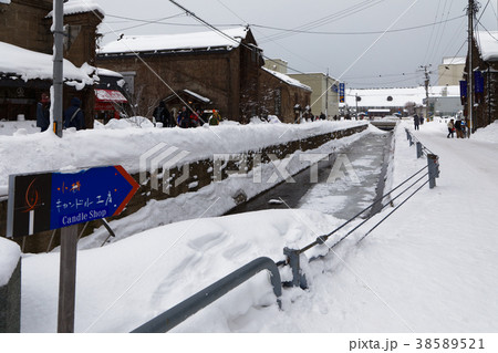 雪景色の小樽堺町通り商店街 びーどろ館 雪景色の小樽堺町通り商店街 びーどろ館 38589521