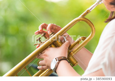 トランペットの演奏 38590093