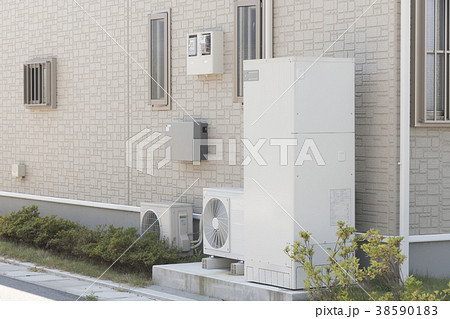 オール電化住宅　太陽光発電システムを設置した住宅の給湯器・運転制御コントロールパネル　イメージ 38590183
