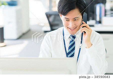 ビジネスマン（スマホ） 38590683