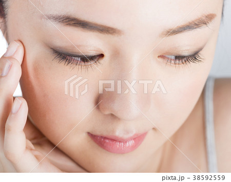 目元を気にする女性 38592559