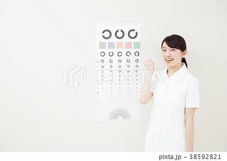 視力検査 女性 眼科 看護師の写真素材
