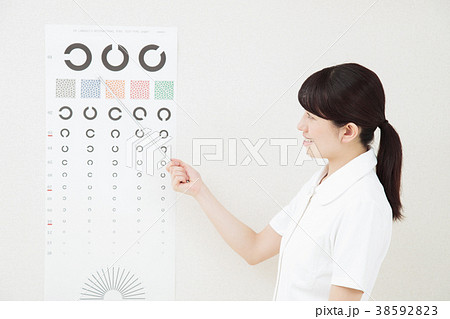視力検査　女性　眼科　看護師 38592823