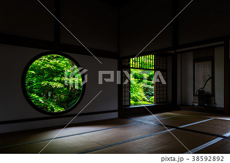 京都 源光庵 悟りの窓と迷いの窓の写真素材 [38592892] - PIXTA