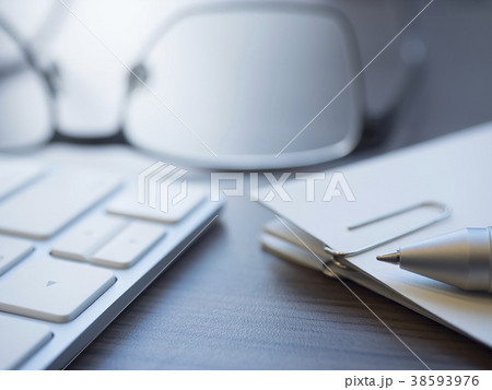 ビジネスイメージ・書類・メガネ・キーボード 38593976