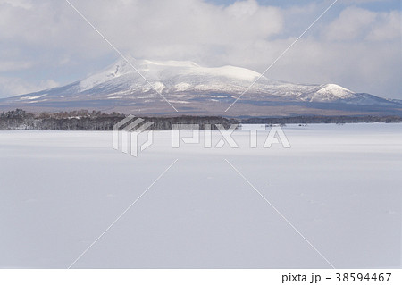 冬の北海道七飯町大沼公園の結氷した大沼と雪をかぶった駒ヶ岳の風景を撮影 冬の北海道七飯町大沼公園の結氷した大沼と雪をかぶった駒ヶ岳の風景を撮影 38594467