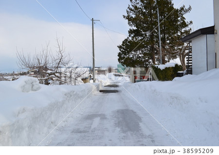 冬の弘前郊外の除雪された道路 冬の弘前郊外の除雪された道路 38595209