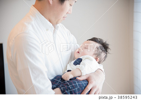 赤ちゃんを抱っこするパパ 38595243