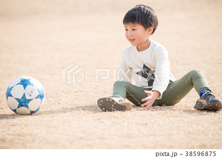 サッカーボールと男の子 38596875