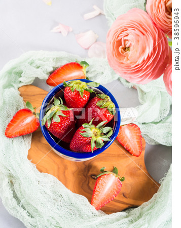 Ripe strawberries in enamel mug 38596943