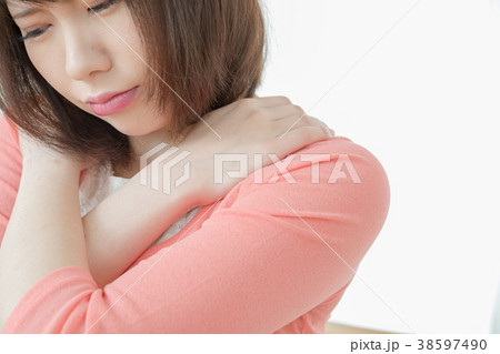 肩凝り、肩こり、筋肉痛、ネガティブイメージ、体調不良、女性、ポートレート、20代、30代 38597490